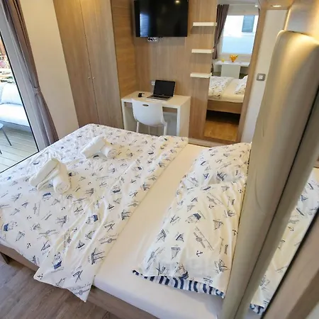 Mobile Homes & Ljutic 假日公园 3*