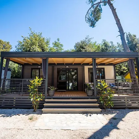 Mobile Homes & Ljutic 假日公园